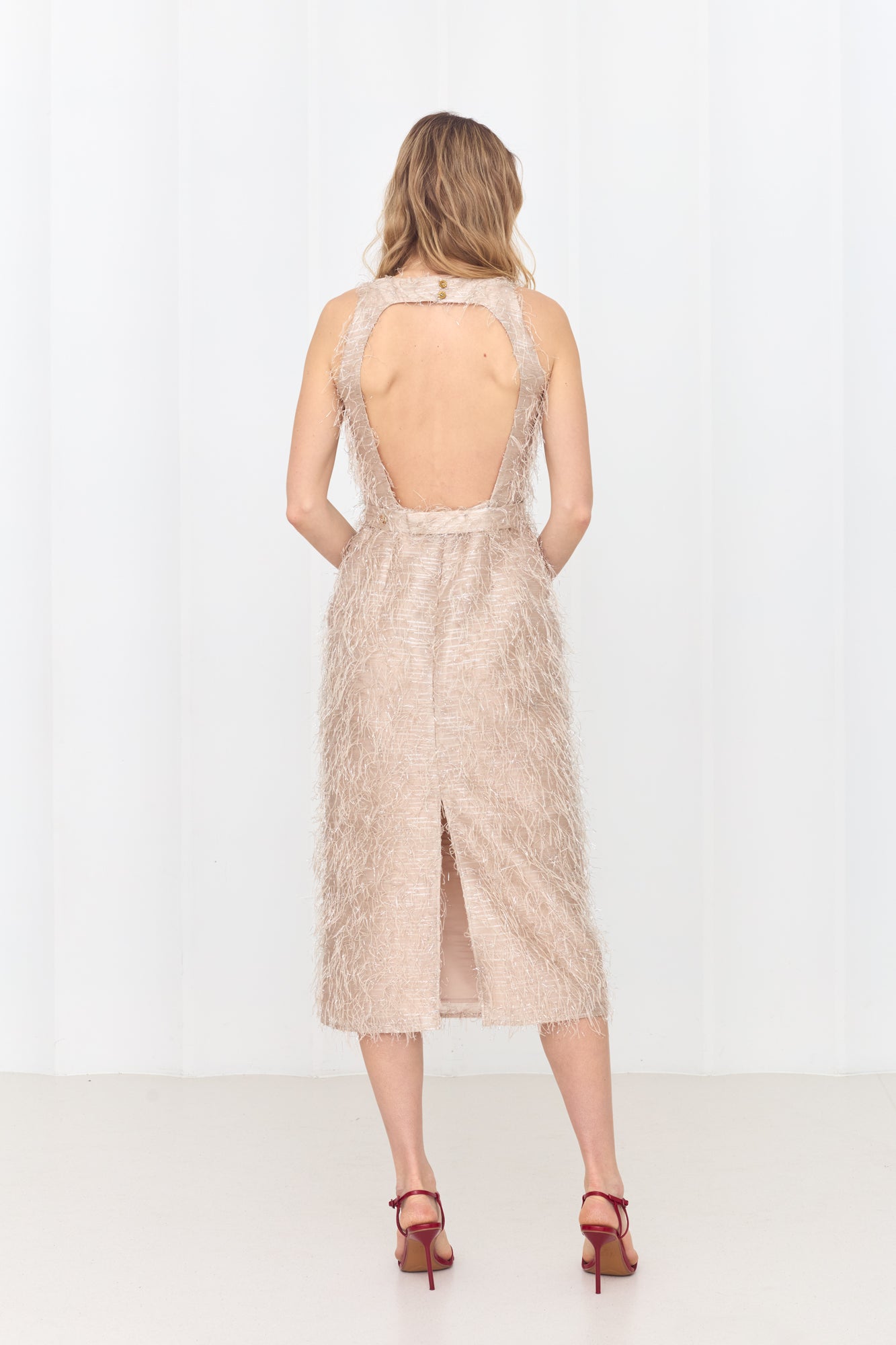 YEMA pastelinių plunksnų vidutinio ilgio suknelė atvira nugara